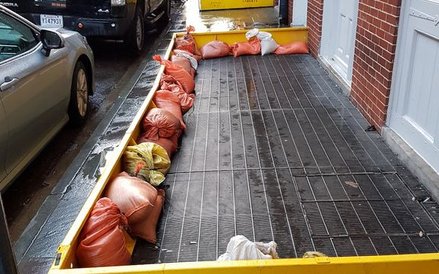 French Quarter, dzielnica Nowego Orleanu, szykuje się na podtopienia