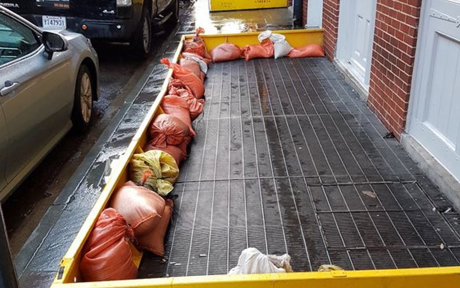 French Quarter, dzielnica Nowego Orleanu, szykuje się na podtopienia