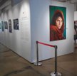 Sławne zdjęcie Steve’a McCurry’ego otwierało jego wystawę „Unguarded moments”.