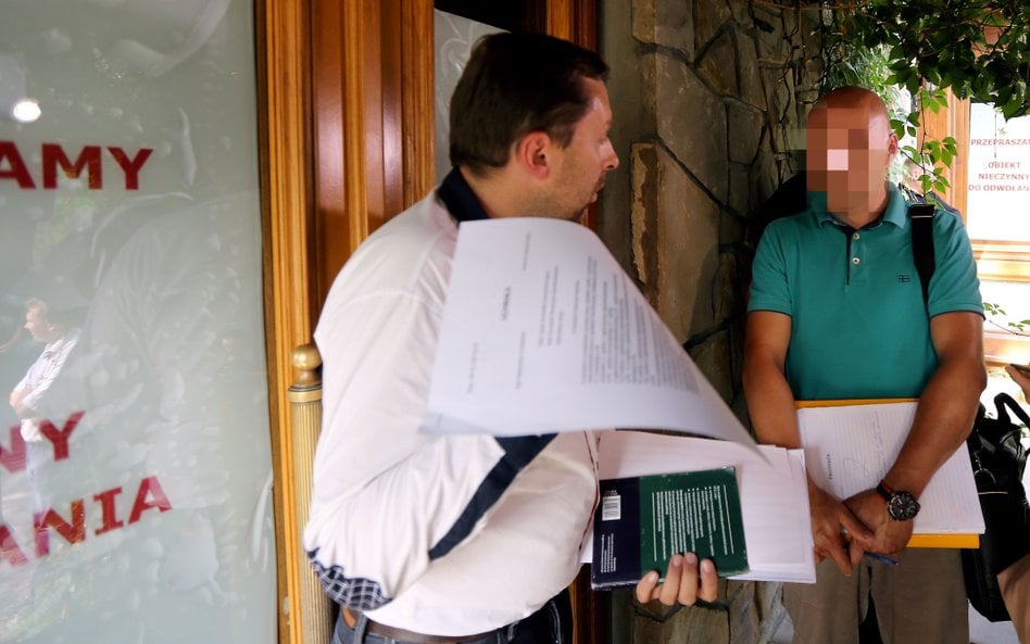 Komornik sądowy podczas czynności przejęcia nieruchomości