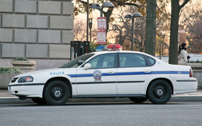 USA: Funkcjonariusz strzelił w plecy złodziejowi, który zasnął w samochodzie