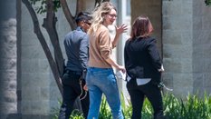 Elizabeth Holmes, założycielka Theranos Inc. (w środku), odbywa karę w więzieniu federalnym Camp Bry