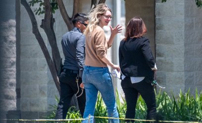 Elizabeth Holmes, założycielka Theranos Inc. (w środku), odbywa karę w więzieniu federalnym Camp Bry