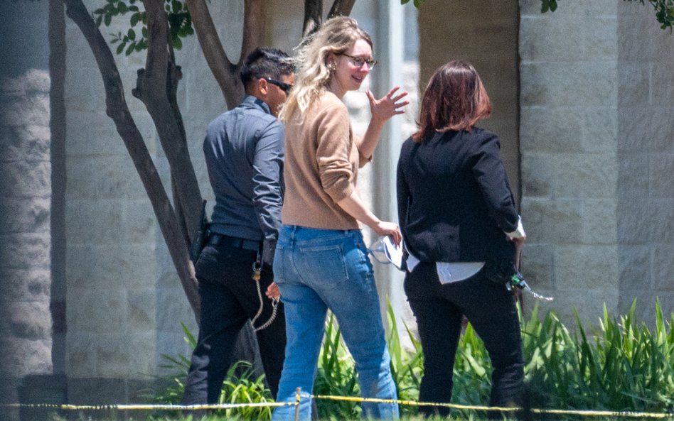Elizabeth Holmes, założycielka Theranos Inc. (w środku), odbywa karę w więzieniu federalnym Camp Bry
