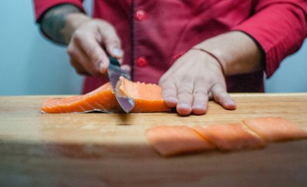 Jak informują sygnatariusze listu, 99 proc. łososi w sklepach i w restauracjach pochodzi z farm w mo