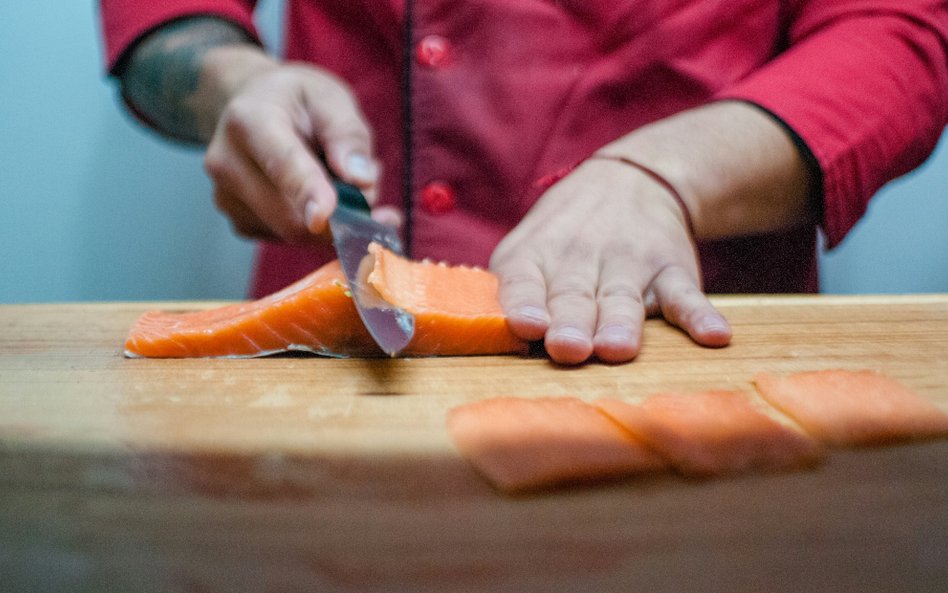 Jak informują sygnatariusze listu, 99 proc. łososi w sklepach i w restauracjach pochodzi z farm w mo