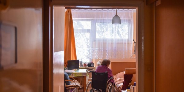 Koszty pobytu seniora w DPS rozłożą się na więcej osób. Niekoniecznie z rodziny