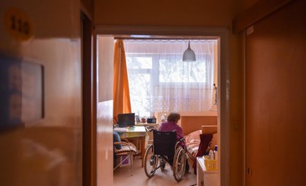 W pierwszej kolejności koszt pobytu w DPS pokrywa sam mieszkaniec (ze swoich dochodów, emerytury czy