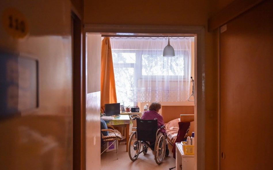 W pierwszej kolejności koszt pobytu w DPS pokrywa sam mieszkaniec (ze swoich dochodów, emerytury czy