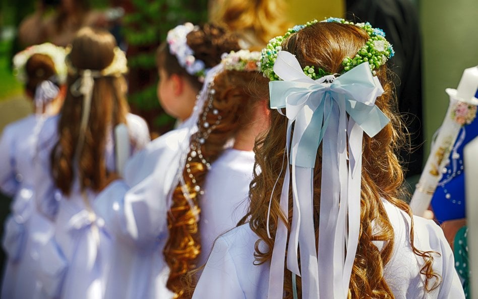 Kto ma prawo rozporządzać pieniędzmi z pierwszej komunii dziecka? Te przepisy rodzice powinni znać