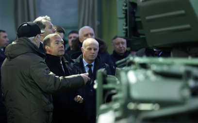 Dmitrij Miedwiediew w czasie wizyty w zakładach zbrojeniowych
