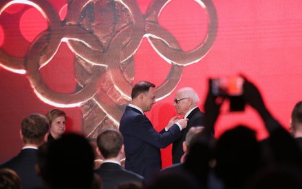 Prezydent RP Andrzej Duda (L) odznaczył trenera lekkoatletycznego, odkrywcę talentów Tomasza Majewsk