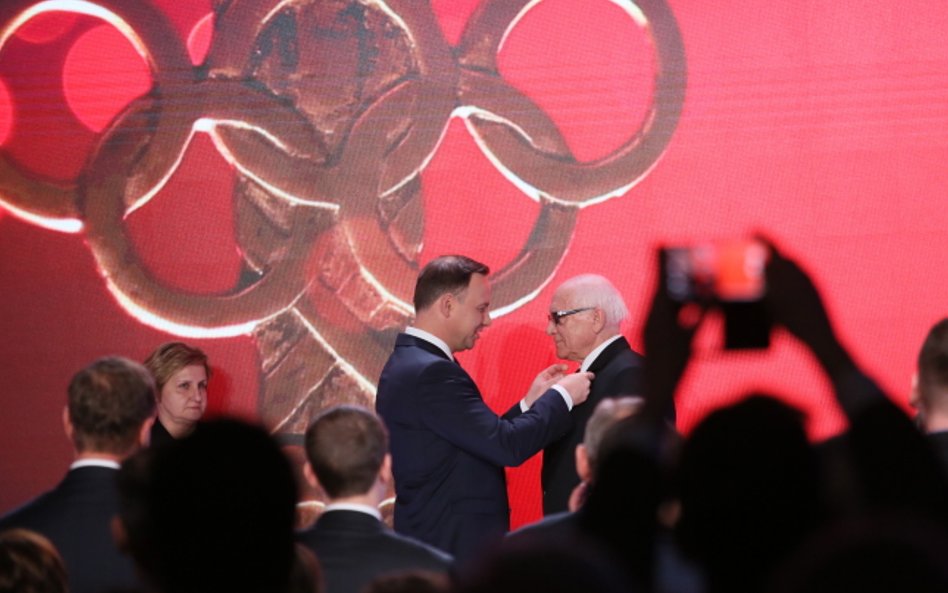 Prezydent RP Andrzej Duda (L) odznaczył trenera lekkoatletycznego, odkrywcę talentów Tomasza Majewsk