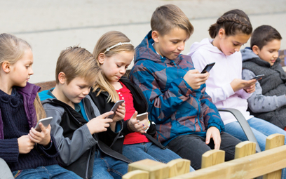 Korzystanie z mediów społecznościowych obniża satysfakcję z życia dzieciom w wieku 11–15 lat