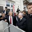 Delegacja PiS zmierzająca pod krzyż, by złożyć pod nim kwiaty 5 miesięcy po tragedii smoleńskiej