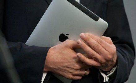 Zamiast laptopów dla szkół, tablety dla posłów