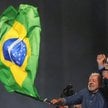 Prezydent Brazylii Luiz Inácio Lula da Silva macha flagą po zwycięstwie w drugiej turze wyborów prez