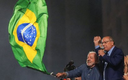 Prezydent Brazylii Luiz Inácio Lula da Silva macha flagą po zwycięstwie w drugiej turze wyborów prez