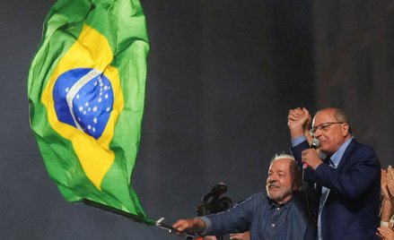 Prezydent Brazylii Luiz Inácio Lula da Silva macha flagą po zwycięstwie w drugiej turze wyborów prez