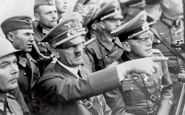 Adolf Hitler wśród swoich żołnierzy podczas walk o Warszawę; kampania wrześniowa 1939 r.