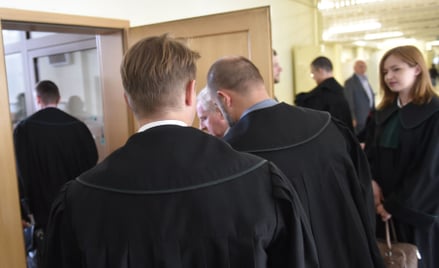 Krakowscy adwokaci wchodzą na salę rozpraw