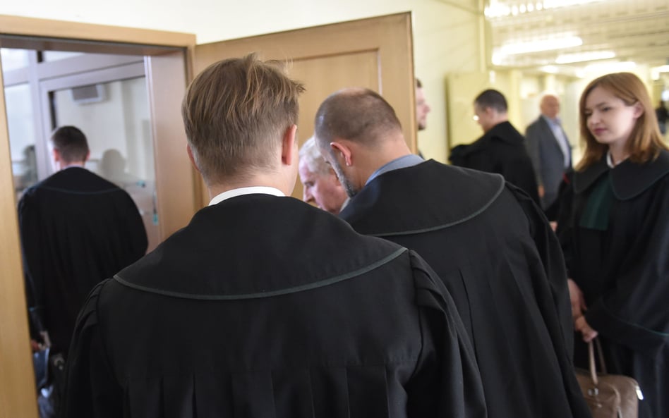 Krakowscy adwokaci wchodzą na salę rozpraw
