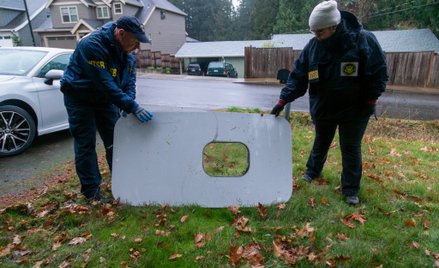 Agencji NTSB z drzwiami samolotu Alaska Airlines, lot 1282, po znalezieniu ich w Portland w stanie O