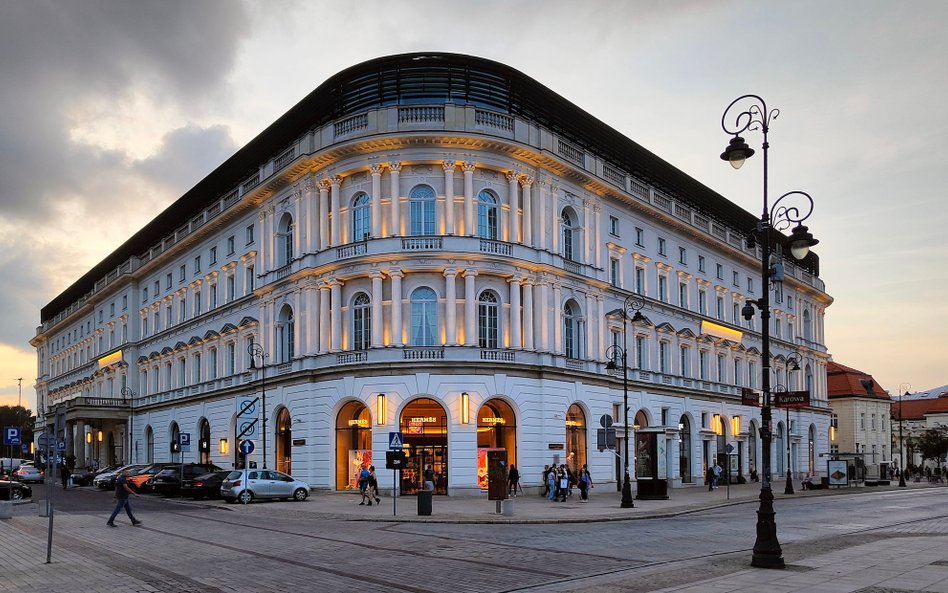 Raffles Europejski i Hotel Bristol sąsiadują ze sobą na warszawskim Krakowskim Przedmieściu.