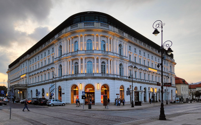 Raffles Europejski i Hotel Bristol sąsiadują ze sobą na warszawskim Krakowskim Przedmieściu.