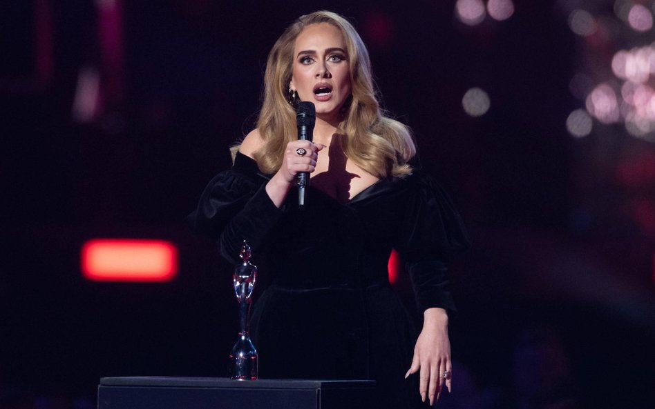 Adele podczas występu na gali Brit Awards 2022 w Londynie