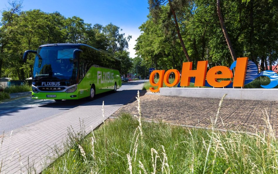 Autobus sezonowej linii 666 łączy Kraków i Warszawę z Półwyspem Helskim