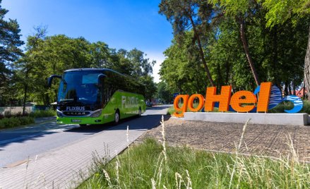 Autobus sezonowej linii 666 łączy Kraków i Warszawę z Półwyspem Helskim
