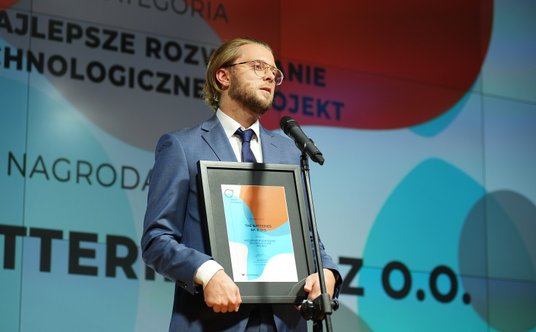 Nagrodę główną w kategorii "Najlepsze rozwiązanie technologiczne – projekt" odbiera Bartosz Składzie
