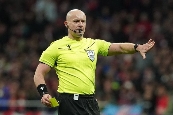Szymon Marciniak podczas meczu Ligi Mistrzów między Atletico Madryt a Realem Madryt