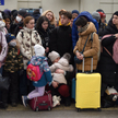 Uchodźcy czekający we Lwowie na pociąg do Polski
