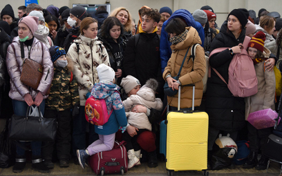 Uchodźcy czekający we Lwowie na pociąg do Polski
