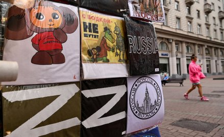 Stoisko z koszulkami w Moskwie. Na niektórych widać "Z", symbol rosyjskiej agresji