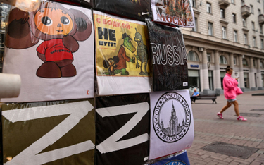 Stoisko z koszulkami w Moskwie. Na niektórych widać "Z", symbol rosyjskiej agresji