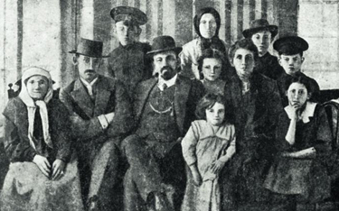 Menachem Mendel Bejlis (trzeci od lewej), oskarżany o zabójstwo ucznia szkoły duchownej w Kijowie i 