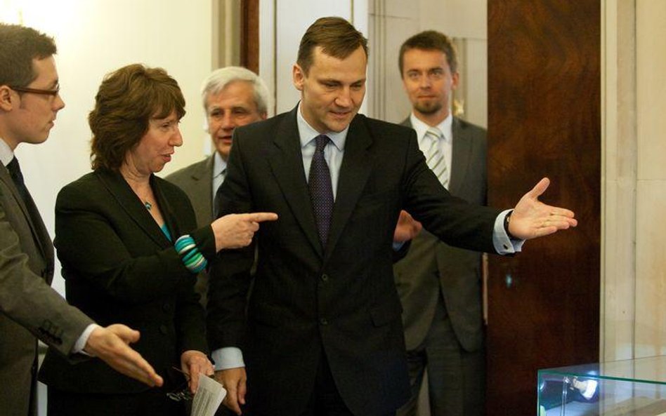 Radosław Sikorski (w środku) z szefową unijnej dyplomacji Catherine Ashton, Warszawa, 31.05.2010 r.