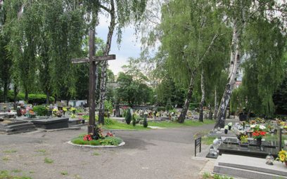 Na cmentarzach, zwłaszcza w dużych miastach, zaczyna brakować miejsc. Tam, gdzie się da, są one rozb