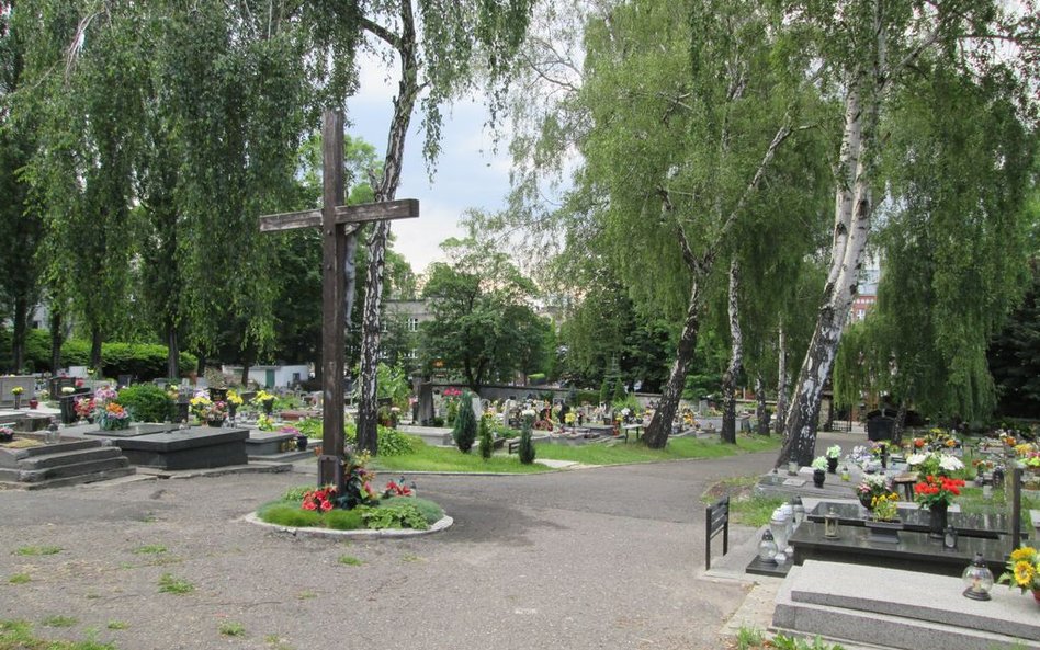 Na cmentarzach, zwłaszcza w dużych miastach, zaczyna brakować miejsc. Tam, gdzie się da, są one rozb