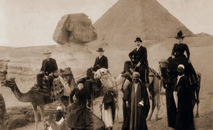 Z lewej – Sfinks, z prawej – parasolka miss Edwards