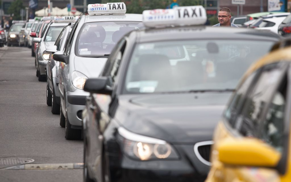 Taksówkarze protestują. Chcą zablokować całą Warszawę