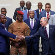 Prezydent Rosji Władimir Putin (z prawej) ściska dłoń prezydenta Mozambiku Filipe Nyusi podczas zdję
