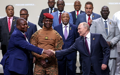Prezydent Rosji Władimir Putin (z prawej) ściska dłoń prezydenta Mozambiku Filipe Nyusi podczas zdję