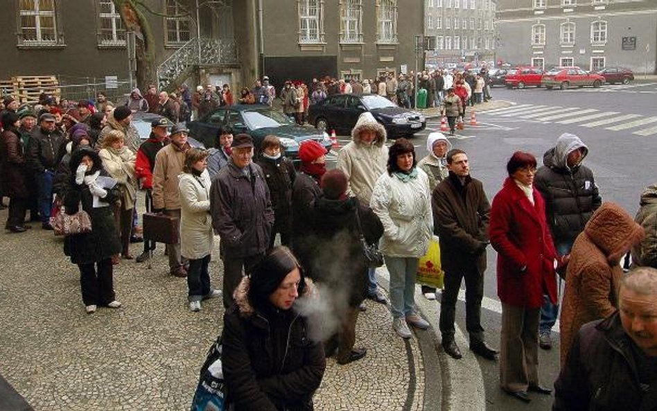 Polacy szturmują urzędy