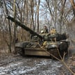 Załoga ukraińskiego czołgu T-72 w obwodzie charkowskim