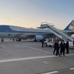 Lotnisko w Ankarze. Przy prezydenckim Air Force One widać pojazd przewożący catering, którym przetra