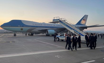 Lotnisko w Ankarze. Przy prezydenckim Air Force One widać pojazd przewożący catering, którym przetra